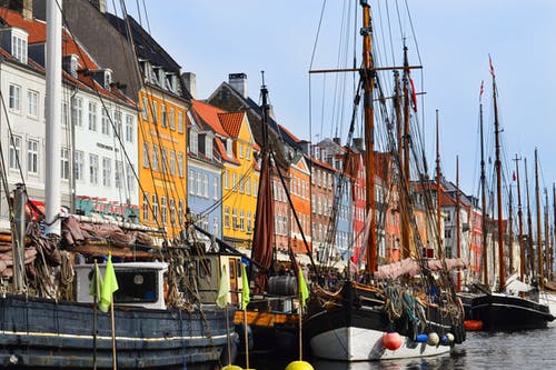 船在房屋旁边的照片 · 免费素材图片