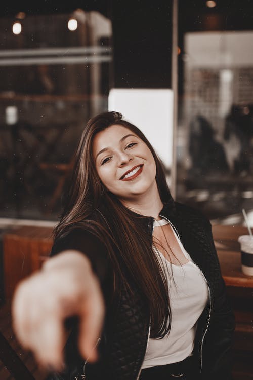 穿黑夹克的女人的照片 · 免费素材图片