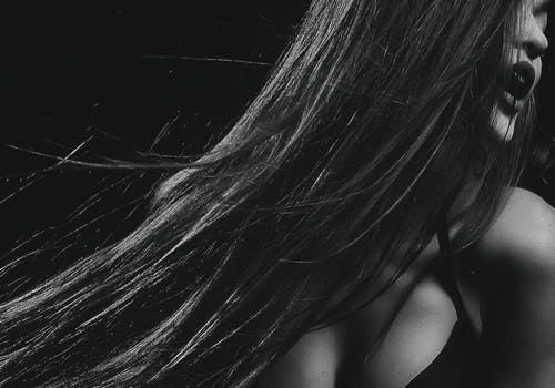 女人的单色照片 · 免费素材图片