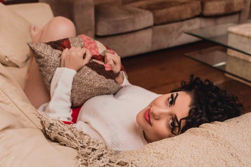 躺在沙发上的女人的照片 · 免费素材图片