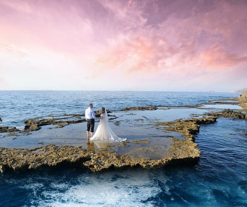 黎明时分，情侣在海边的照片 · 免费素材图片
