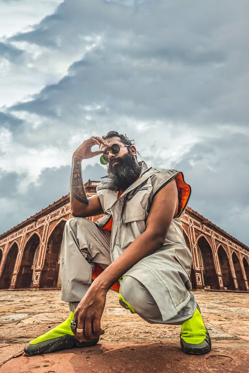 男子穿霓虹灯鞋的照片 · 免费素材图片