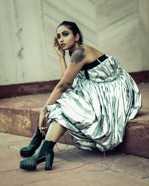 女人坐在混凝土平台上的照片 · 免费素材图片