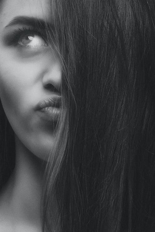 女人po着嘴唇的单色照片 · 免费素材图片