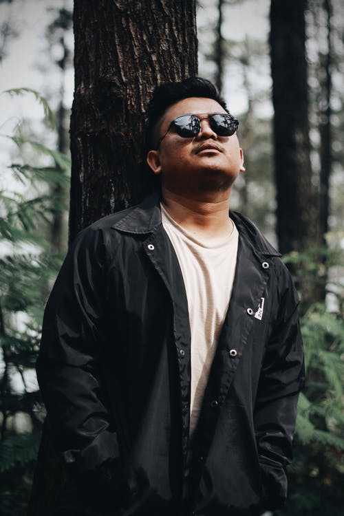 男子倚在树上 · 免费素材图片