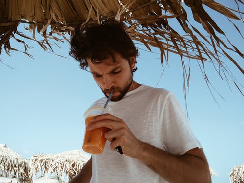 男人喝橙饮料 · 免费素材图片