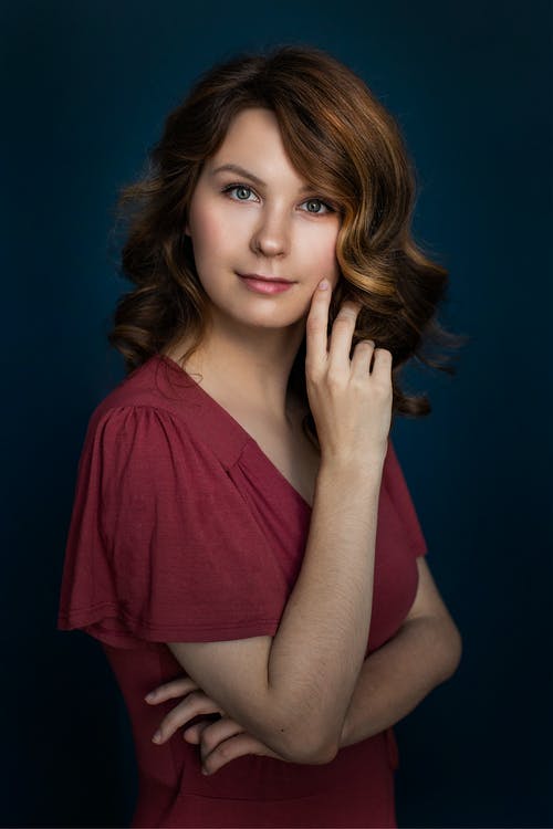 妇女的红色sc脖子衬衫特写摄影 · 免费素材图片