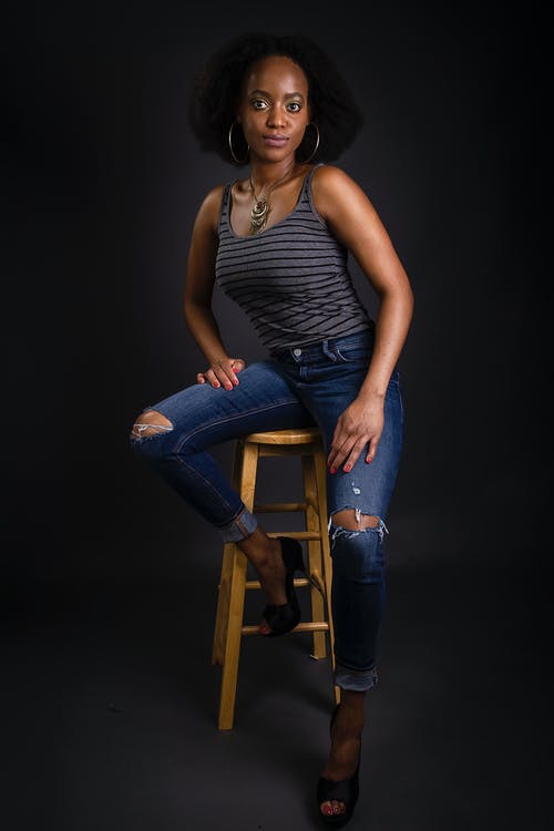 女人坐在凳子上 · 免费素材图片