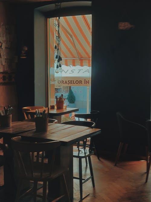 木桌和椅子在一家餐馆 · 免费素材图片