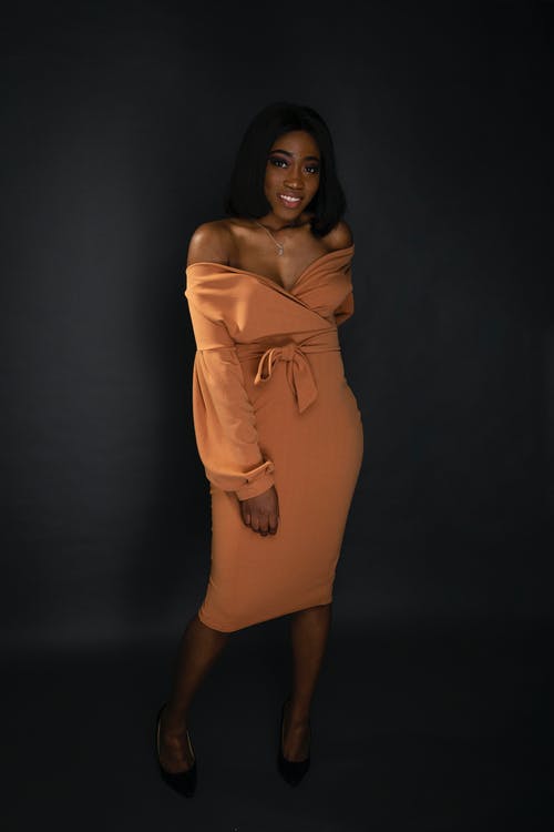 橙色露肩连衣裙的女人 · 免费素材图片