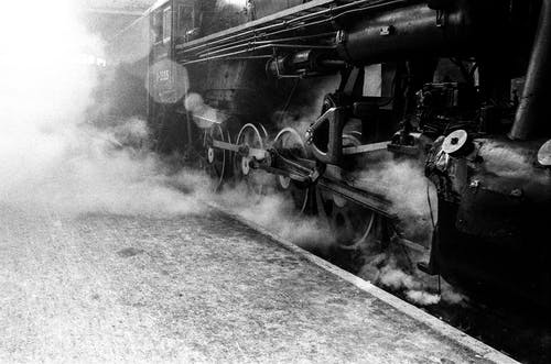 火车油箱的灰度摄影 · 免费素材图片