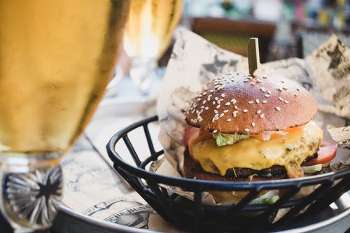 托盘上的汉堡包 · 免费素材图片