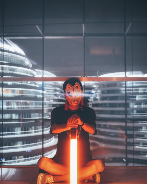 男子坐在地板上 · 免费素材图片