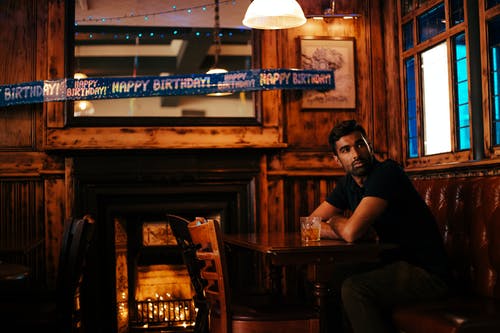 坐在桌子旁边的男人 · 免费素材图片