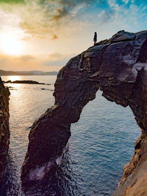 黎明期间岩壁的风景照片 · 免费素材图片