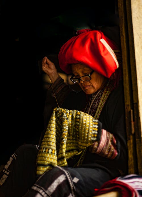 缝纫衣服的女人的照片 · 免费素材图片
