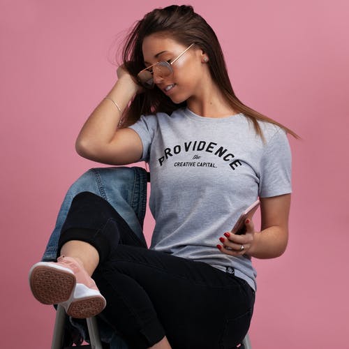 女人穿着灰色圆领t恤和黑色的裤子 · 免费素材图片