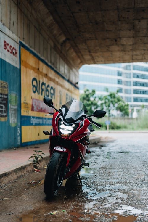 立交桥下的红色摩托车 · 免费素材图片