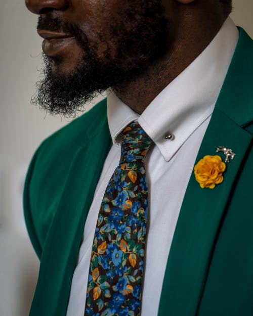 绿色西装外套，白色领上衣和花卉领带的人 · 免费素材图片