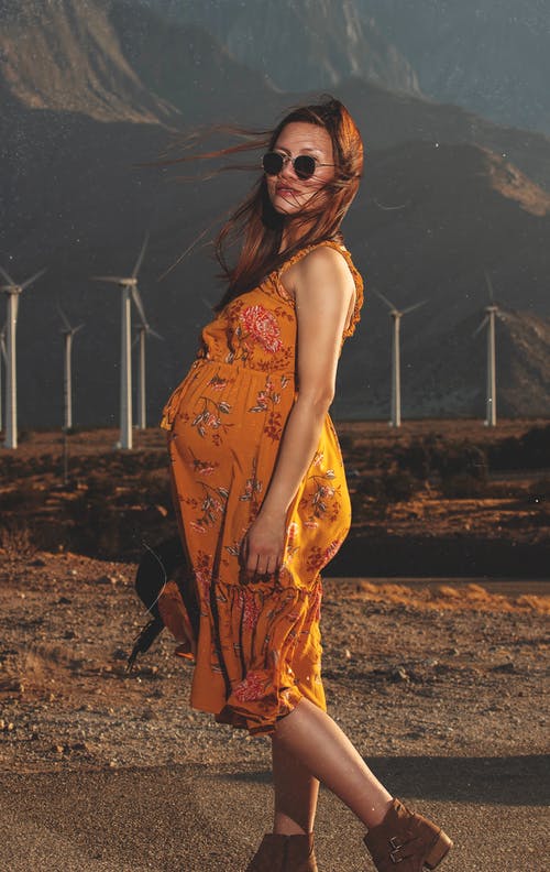 孕妇穿黄色连衣裙的照片 · 免费素材图片