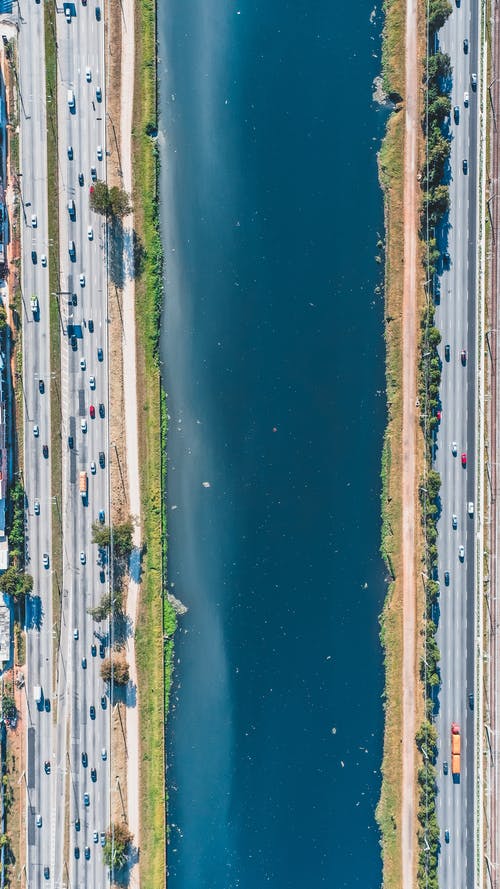 道路之间的运河鸟瞰图 · 免费素材图片