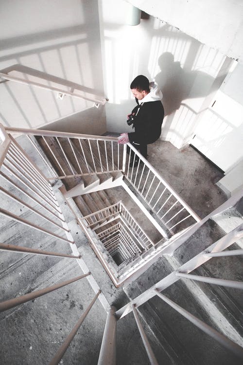 在螺旋楼梯上行走的人 · 免费素材图片