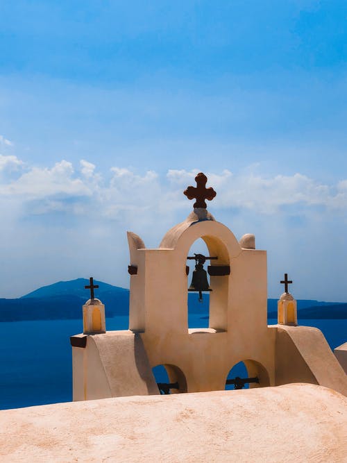 教堂的钟声在湛蓝的天空下 · 免费素材图片