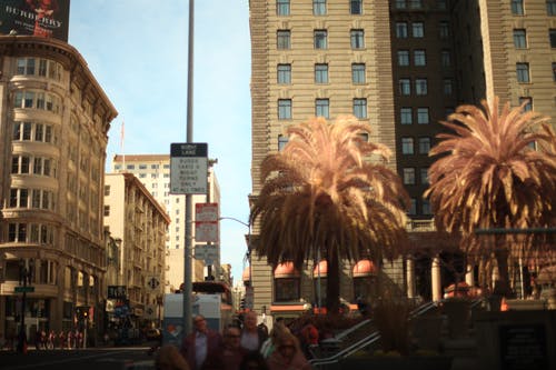 在大街上行走的人 · 免费素材图片