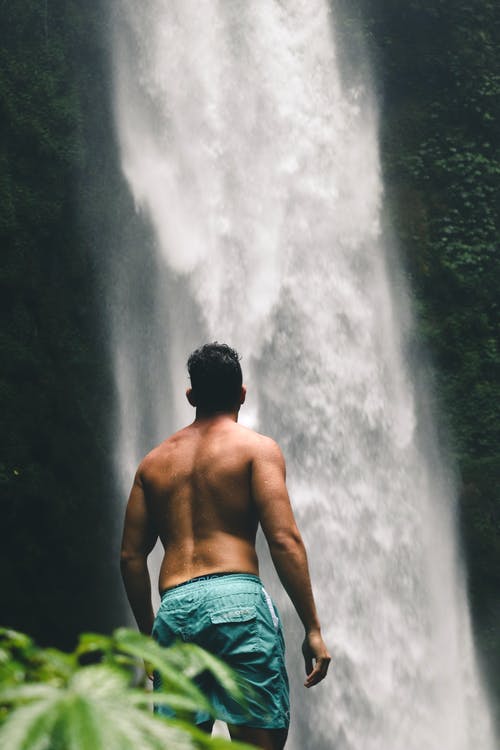 男人看着瀑布 · 免费素材图片