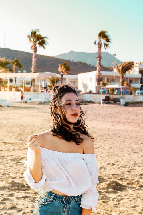 女人穿着白色的露肩女衬衫的照片 · 免费素材图片