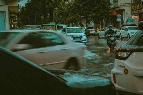 雨天的湿车 · 免费素材图片