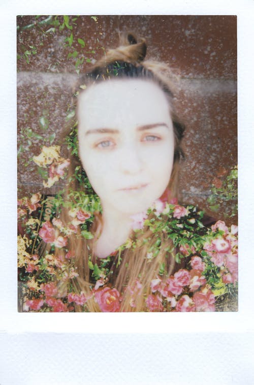 被鲜花包围的女人的脸的照片 · 免费素材图片