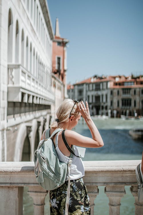 女人站在混凝土栅栏附近的照片 · 免费素材图片