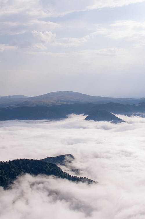 乌云密布的山脉的照片 · 免费素材图片