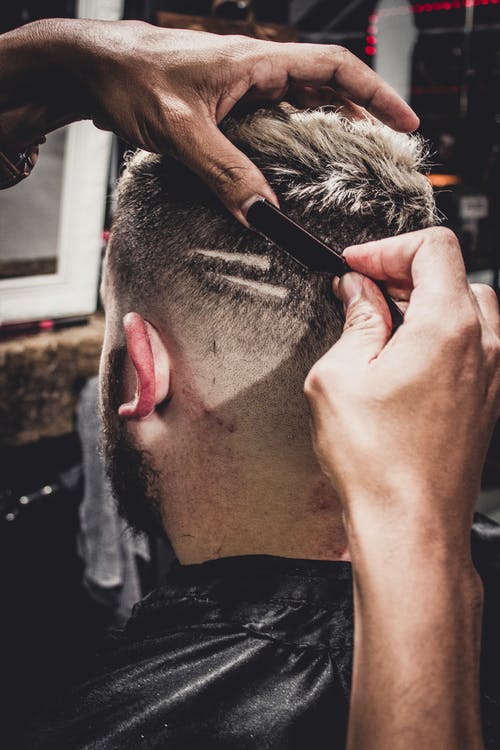 店内剪头发的男人 · 免费素材图片