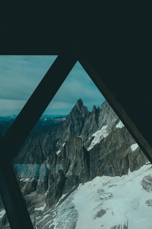 从一个窗口山阿尔卑斯山的景色 · 免费素材图片