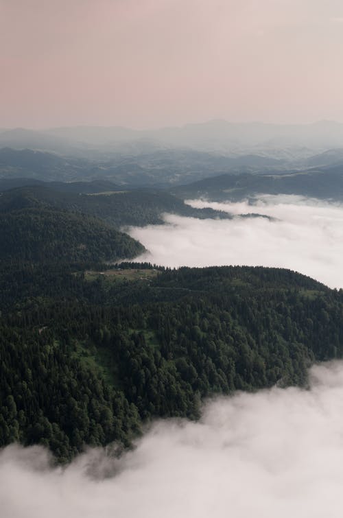 黎明时分山的鸟瞰图 · 免费素材图片