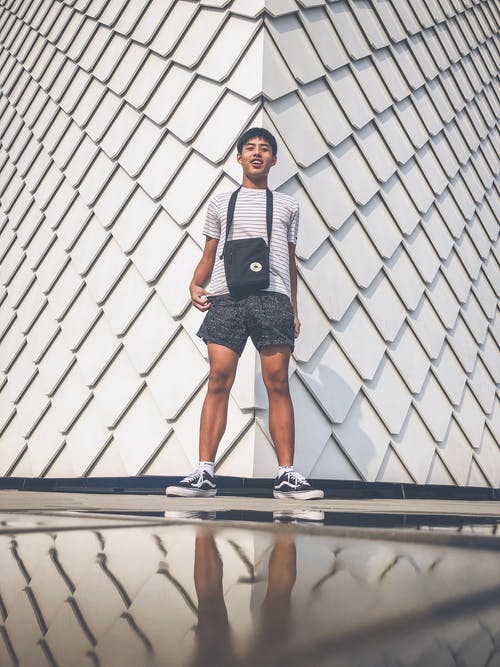 男子身穿白色和灰色条纹t恤 · 免费素材图片