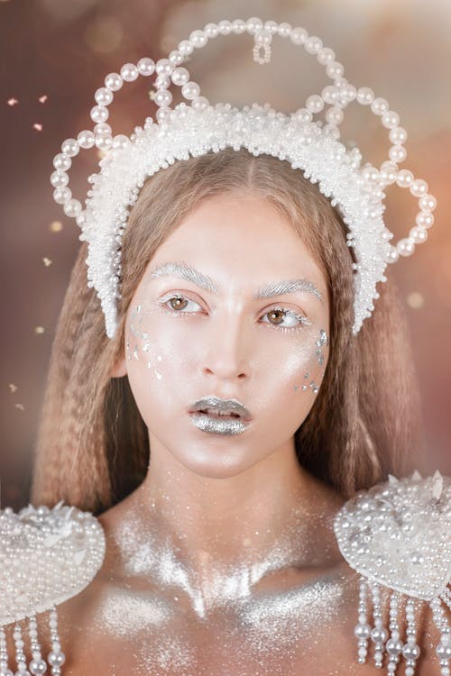 女人穿银色头饰 · 免费素材图片