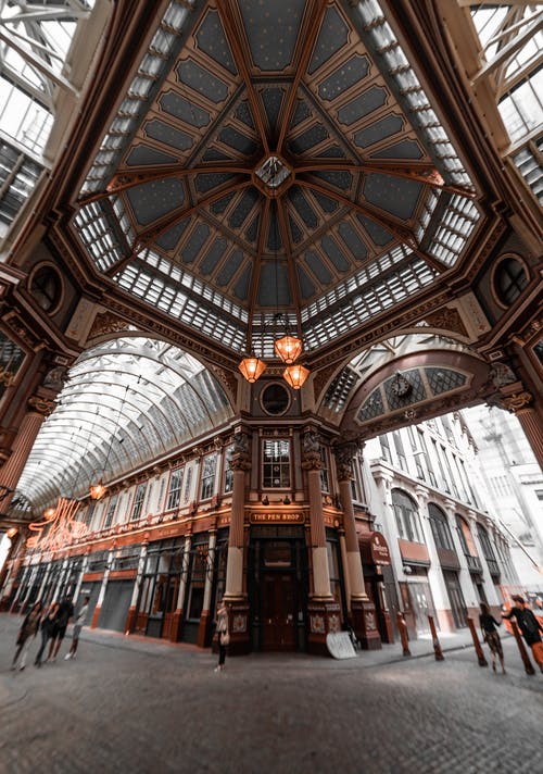 人们走进大楼 · 免费素材图片