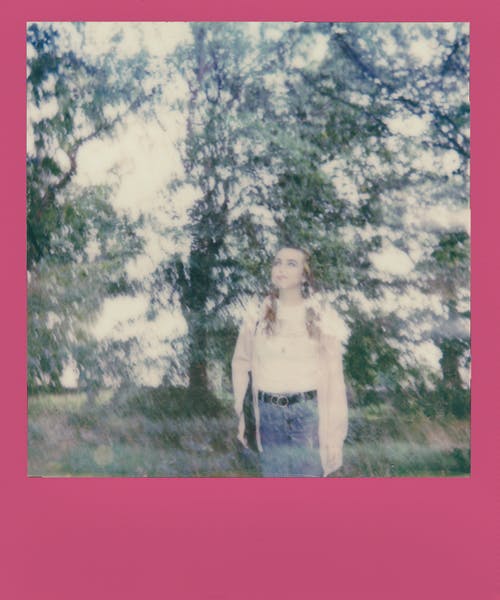 树木附近的女人 · 免费素材图片