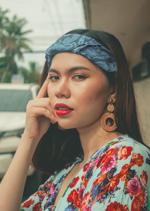 女人穿花裙子 · 免费素材图片