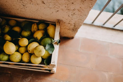 一盒装满柠檬的 · 免费素材图片