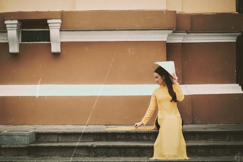 黄色长袖传统服饰的女人 · 免费素材图片
