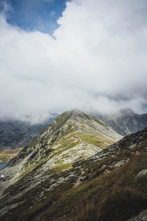 多云的天空下的山 · 免费素材图片