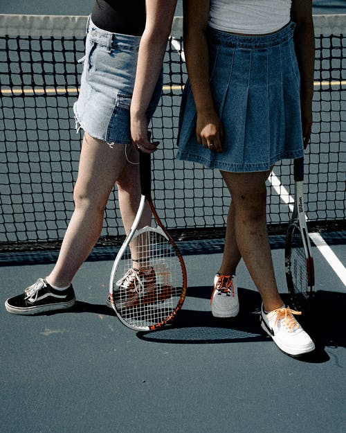 两个女人拿着网球拍 · 免费素材图片
