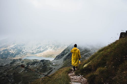 黄色雨衣的男人 · 免费素材图片