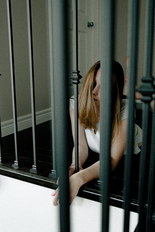 躺在地板上的女人的照片 · 免费素材图片