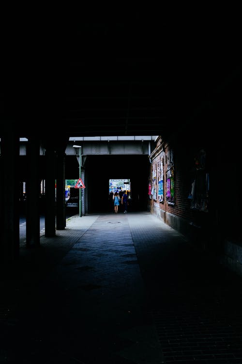 在黑暗的隧道路过的人 · 免费素材图片