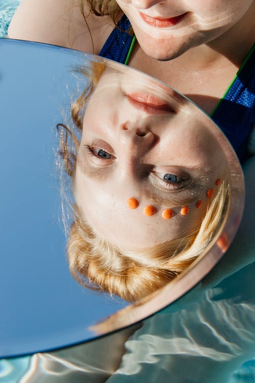 照镜子的女人 · 免费素材图片